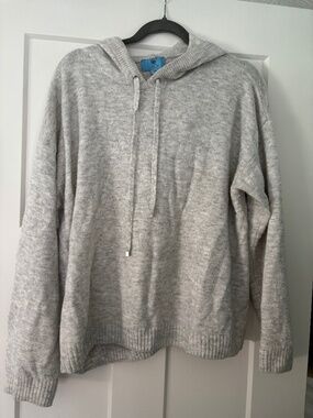 Hooded light grey sweater